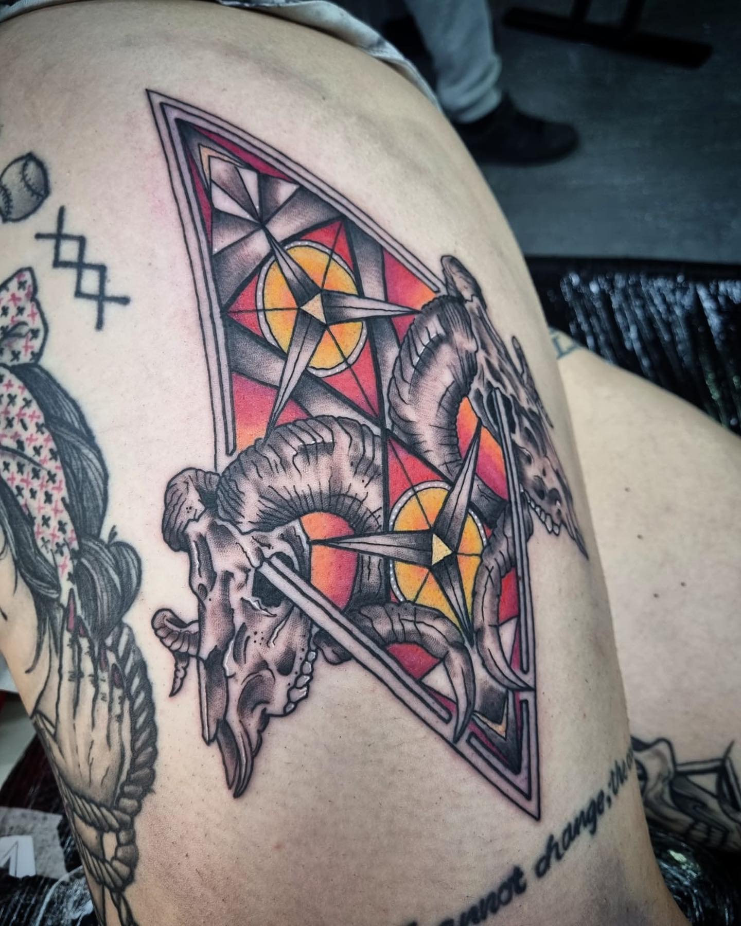 Tatuaje geométrico con cráneos de carnero