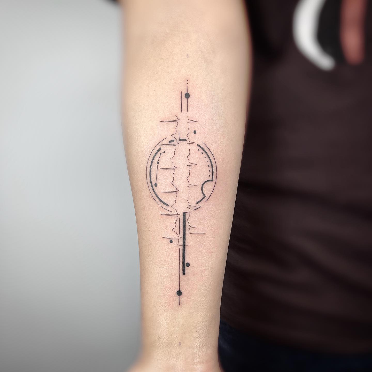 Tatuaje geométrico conmemorativo.
