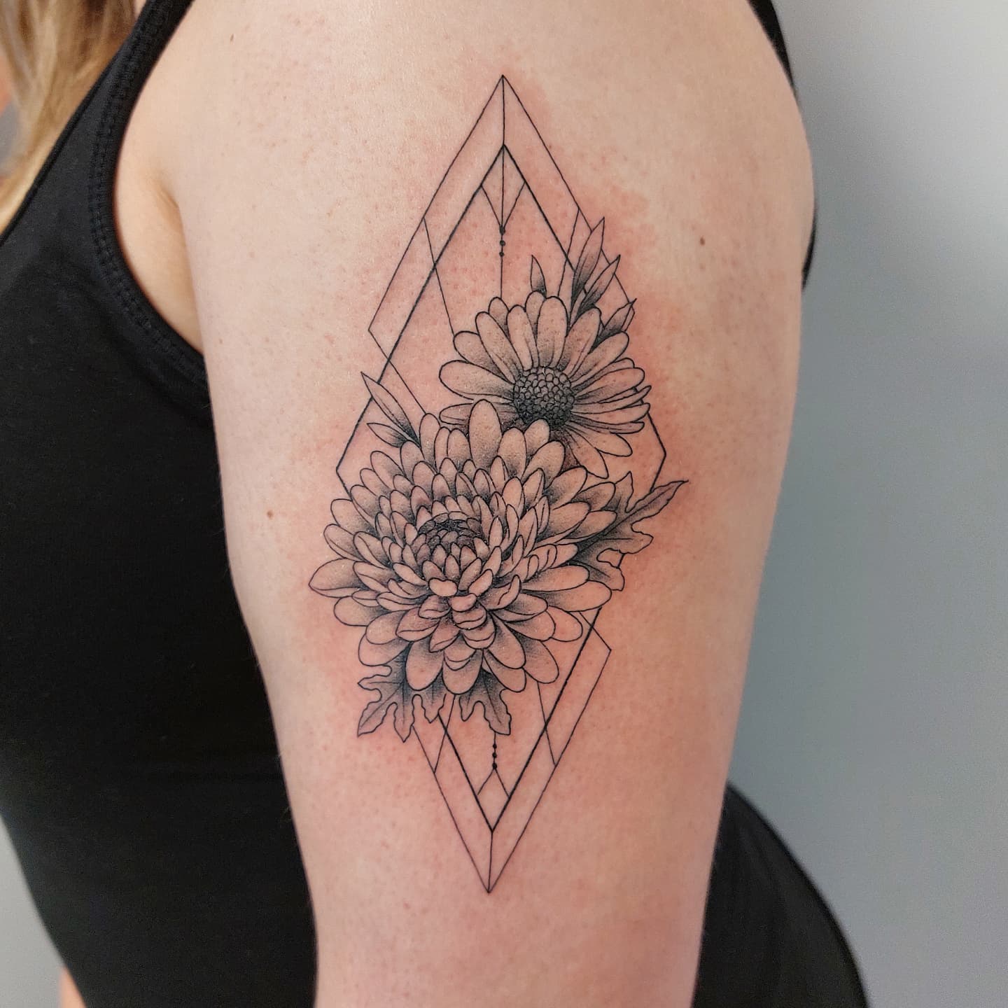 Tatuaje Geométrico Floral