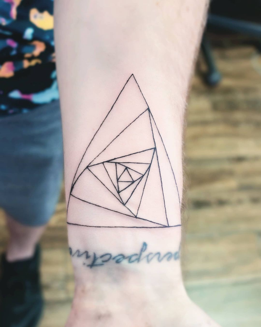 Tatuaje geométrico sencillo.