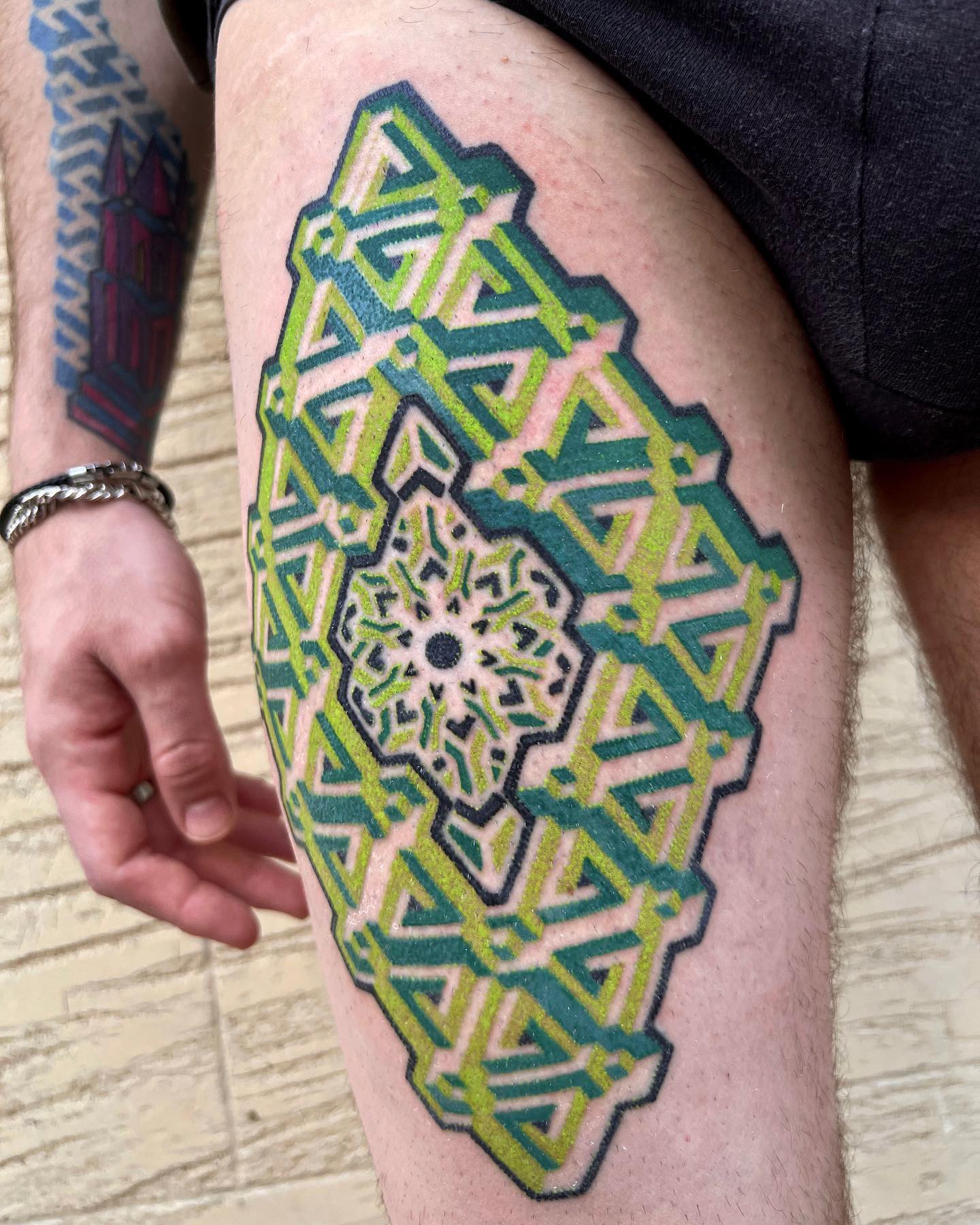 Tatuaje geométrico vivido