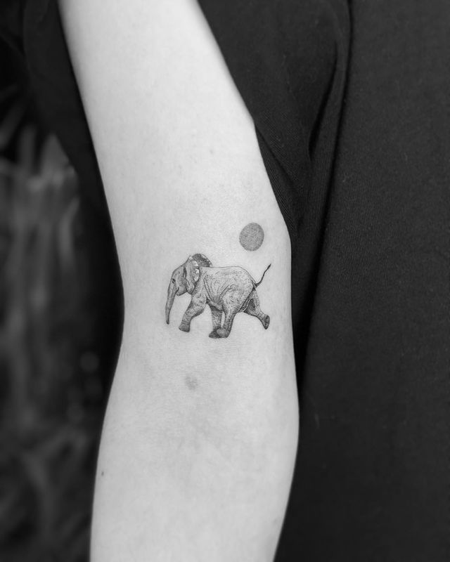 Tatuaje minimalista de elefante