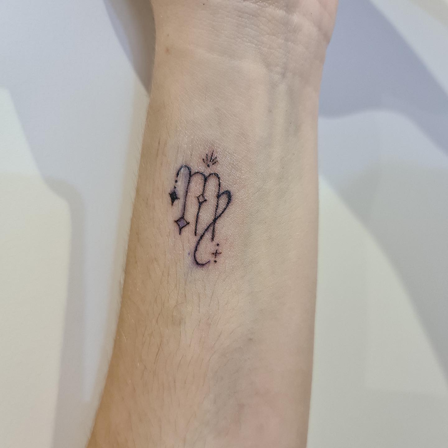 Tatuaje pequeño de Virgo