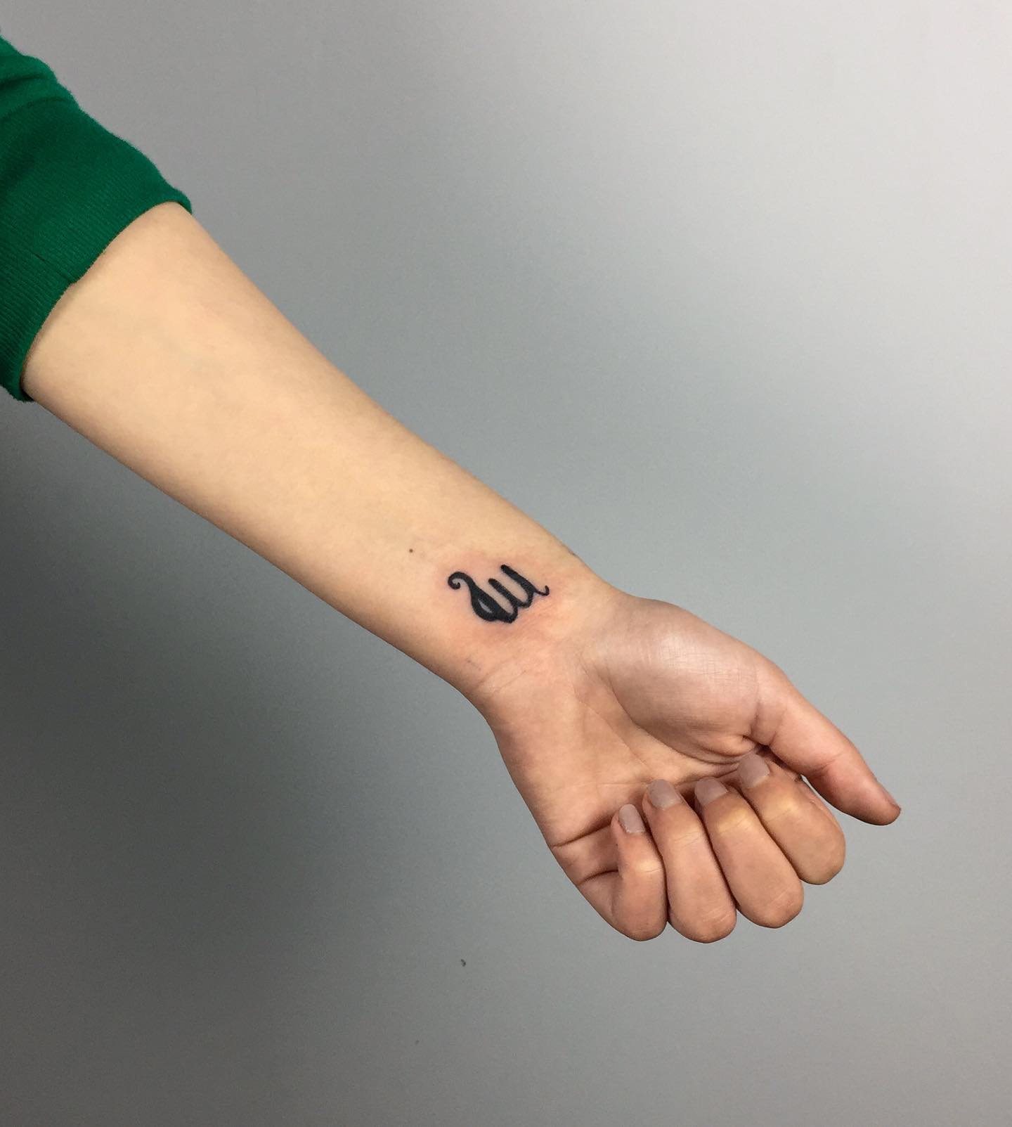 Tatuaje pequeño del signo Virgo