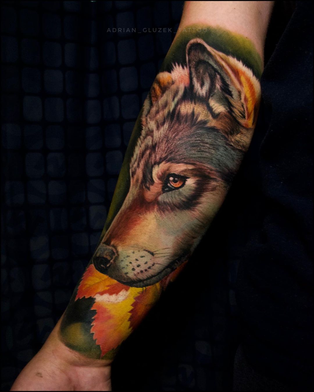 Tatuaje realista de lobo en todo el brazo.