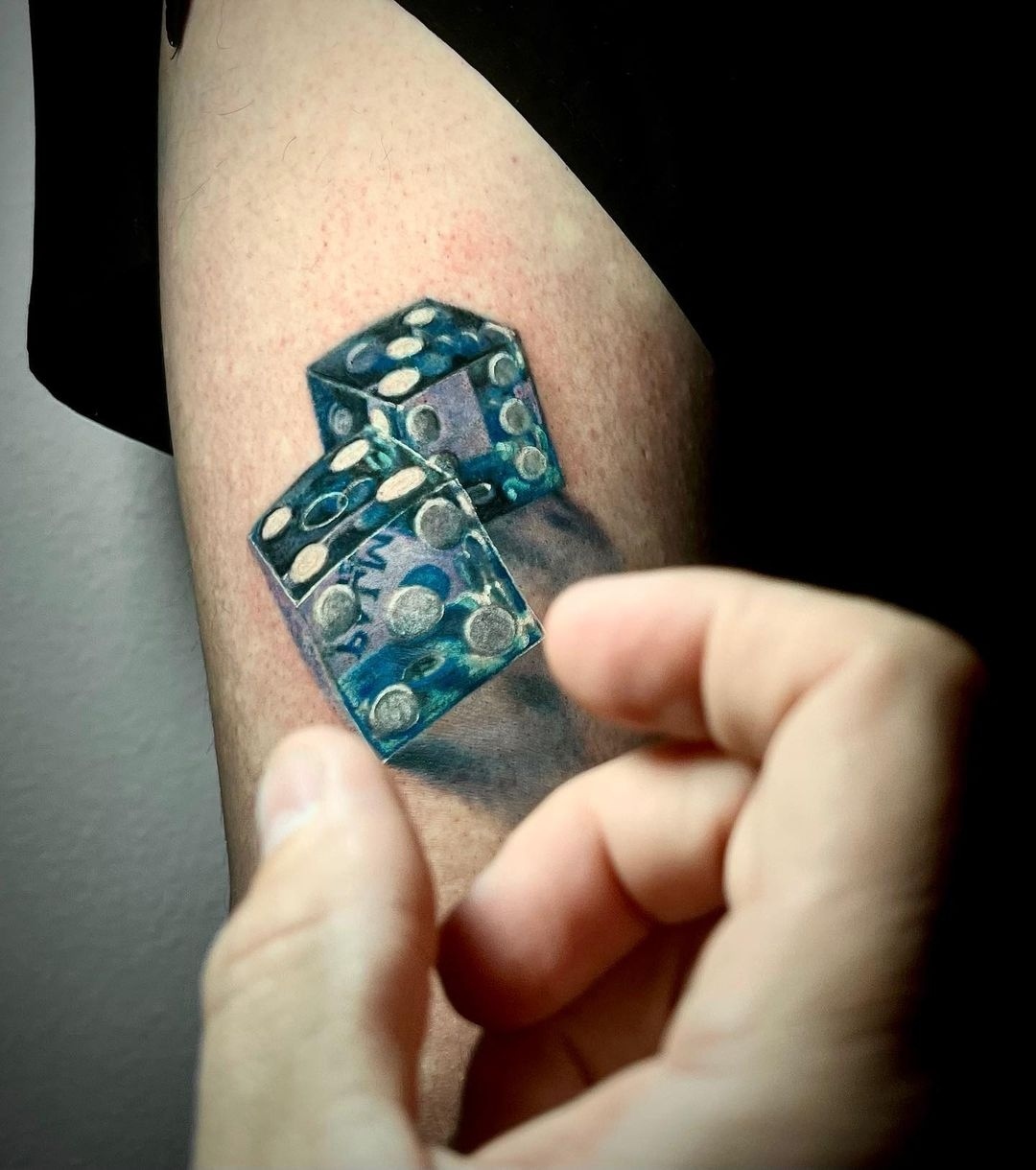 Diseño de tatuaje de dados azules.
