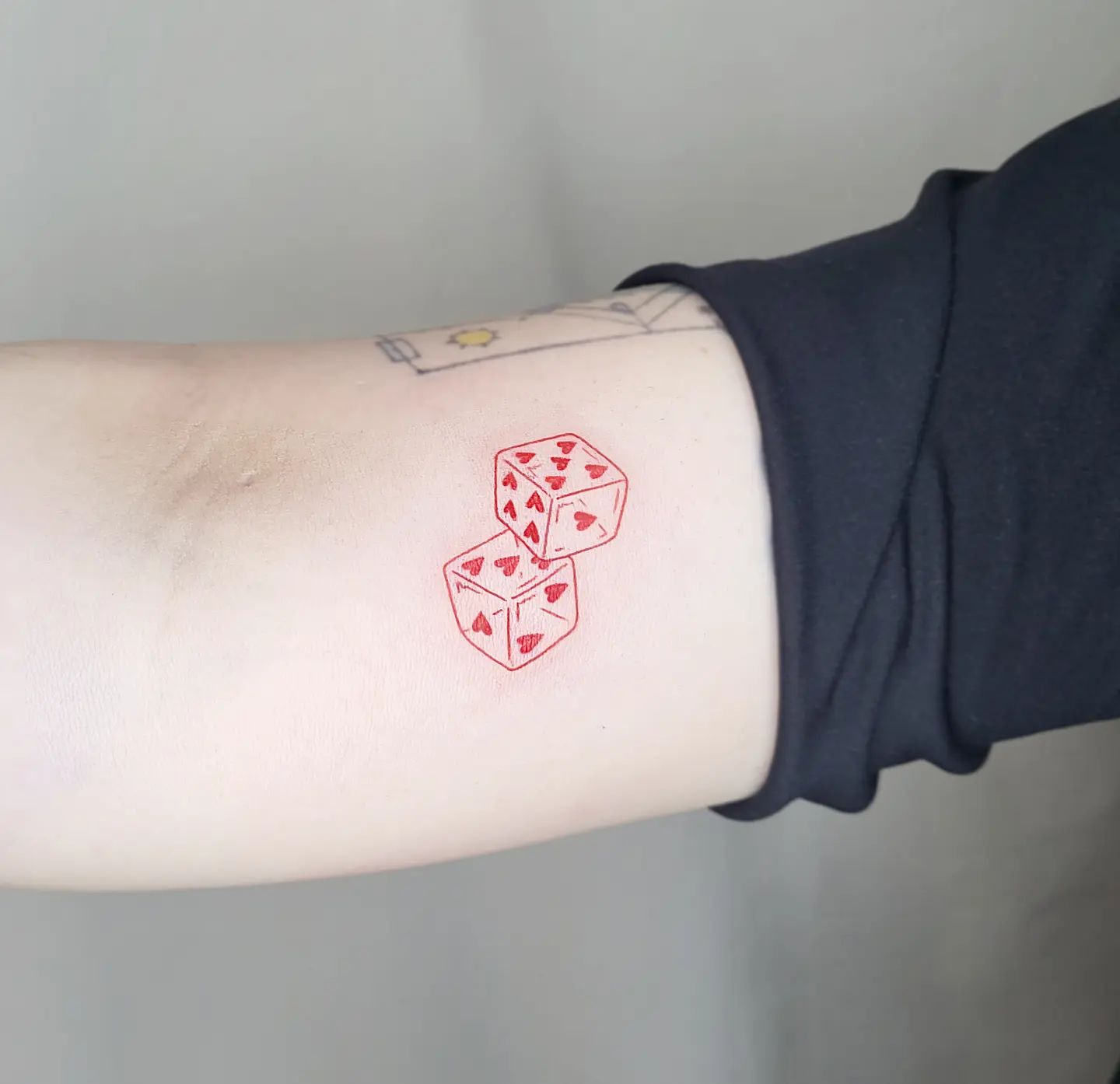 Diseño de tatuaje de dados rojos