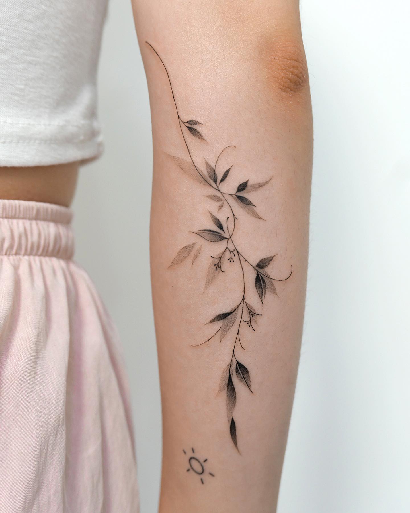 Diseño de tatuaje de hoja de línea