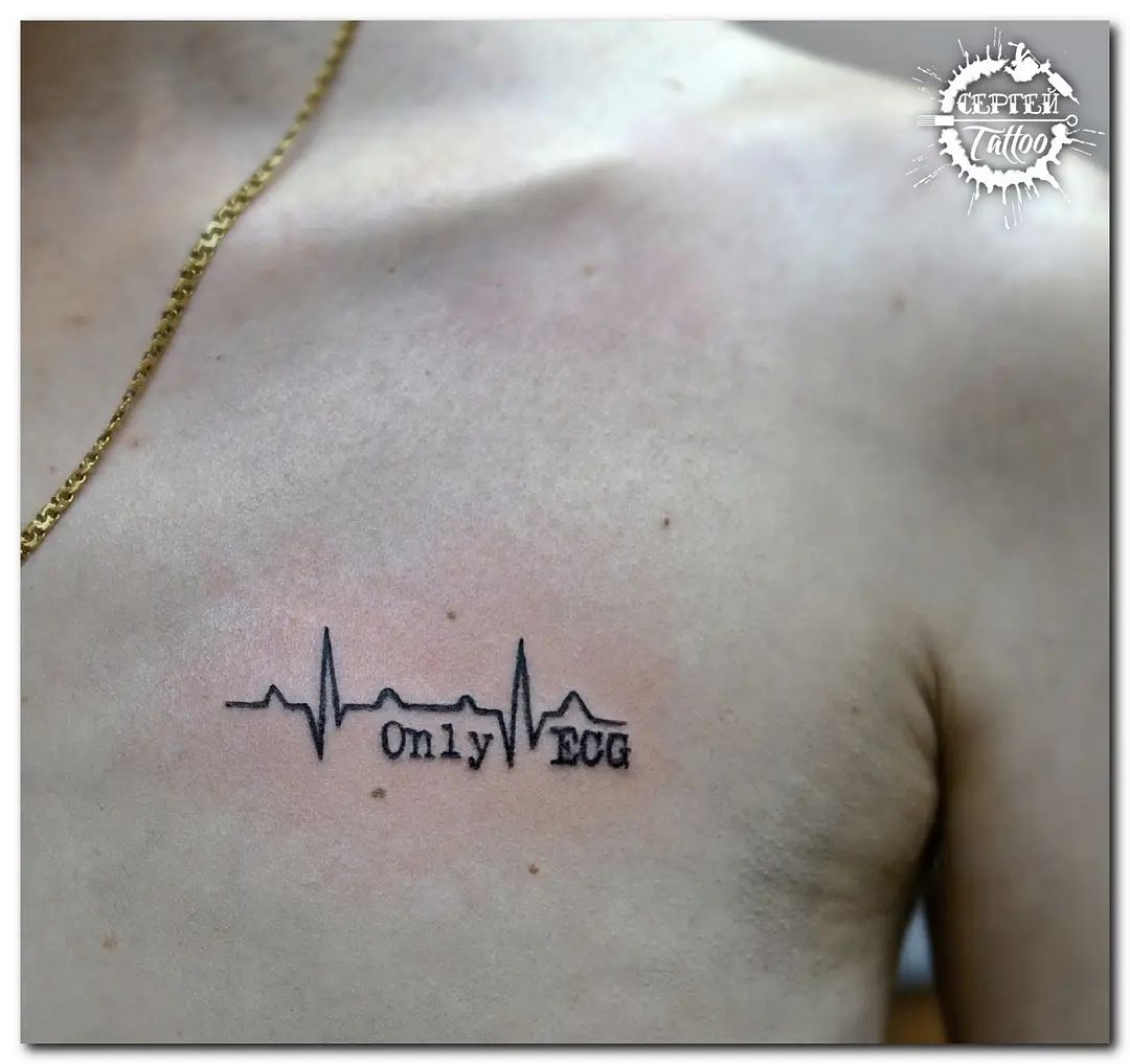 Diseños de tatuajes de palabras en el pecho masculino