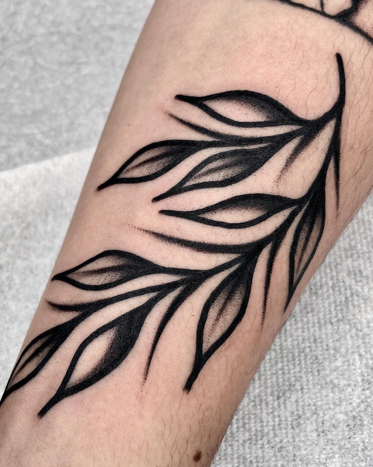 Gran tatuaje de hojas gruesas
