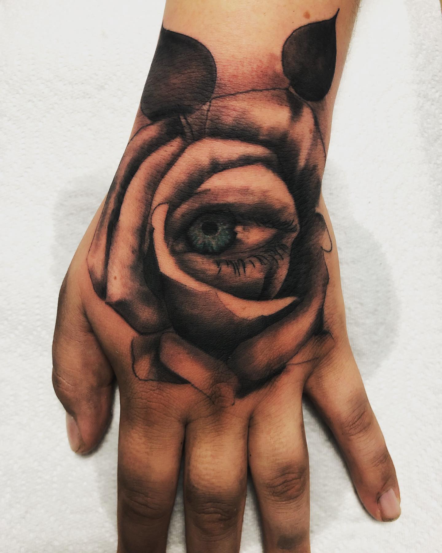 Idea de tatuaje de rosa en la palma