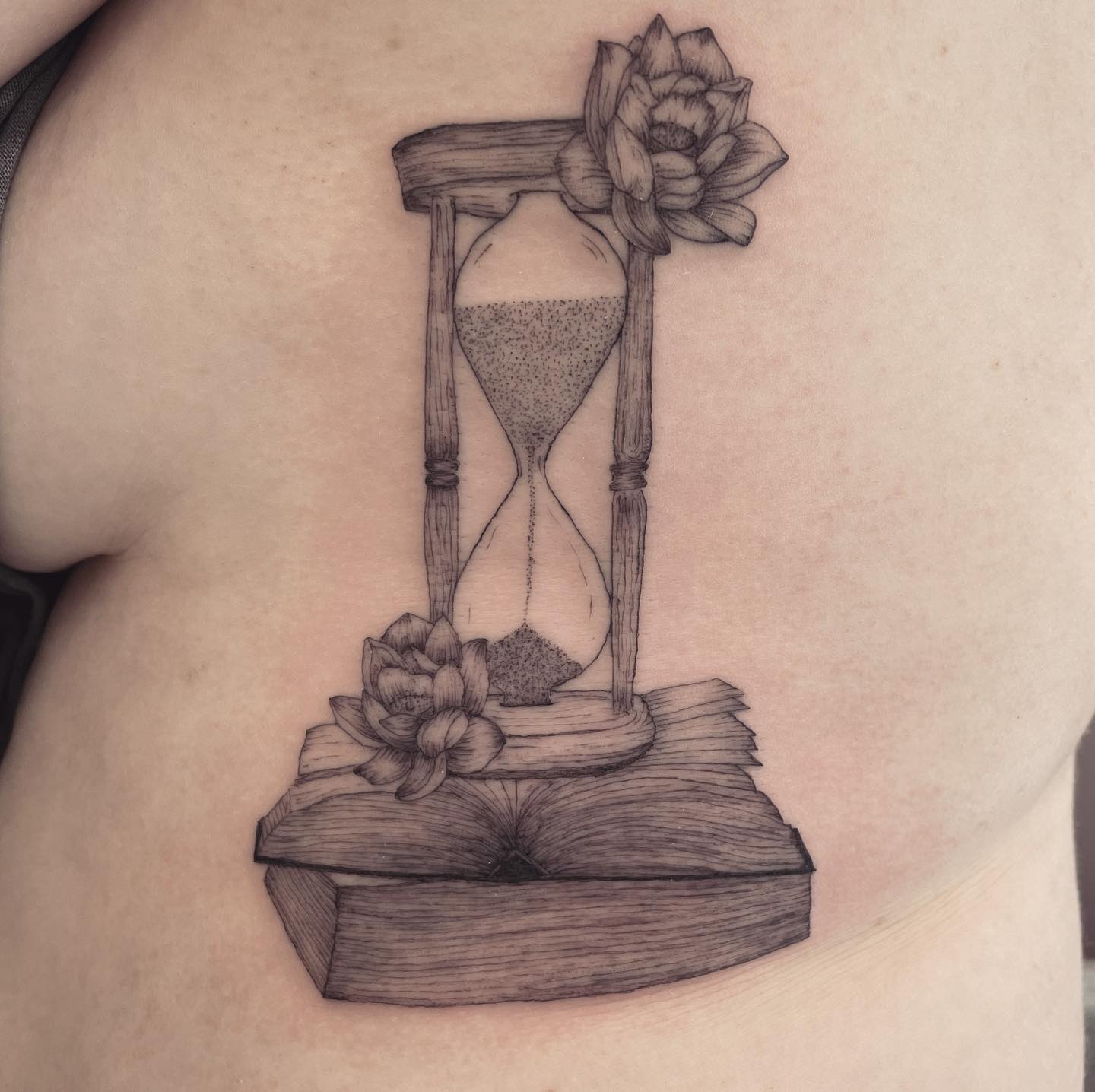 Lateral Desnudo Reloj de Arena Tatuaje