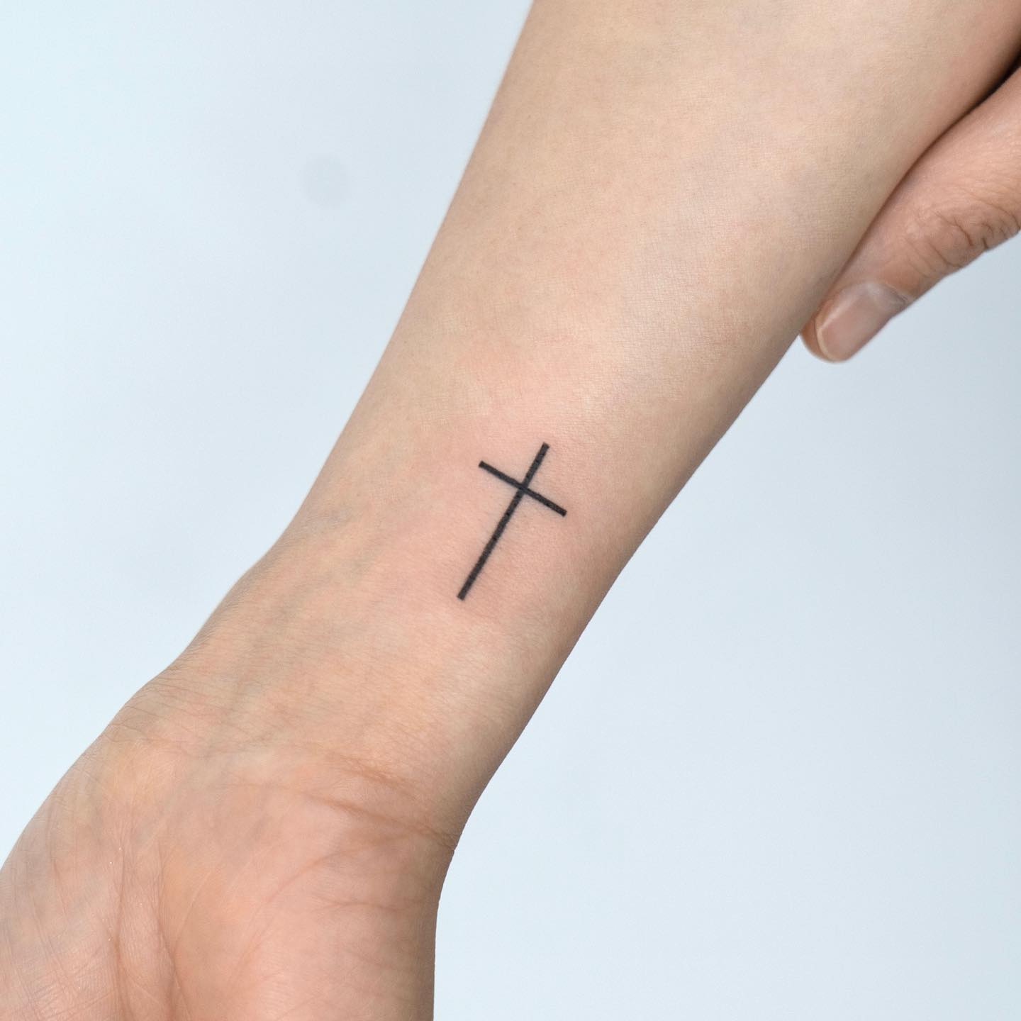 Manos de Oración y Tatuaje de Cruz