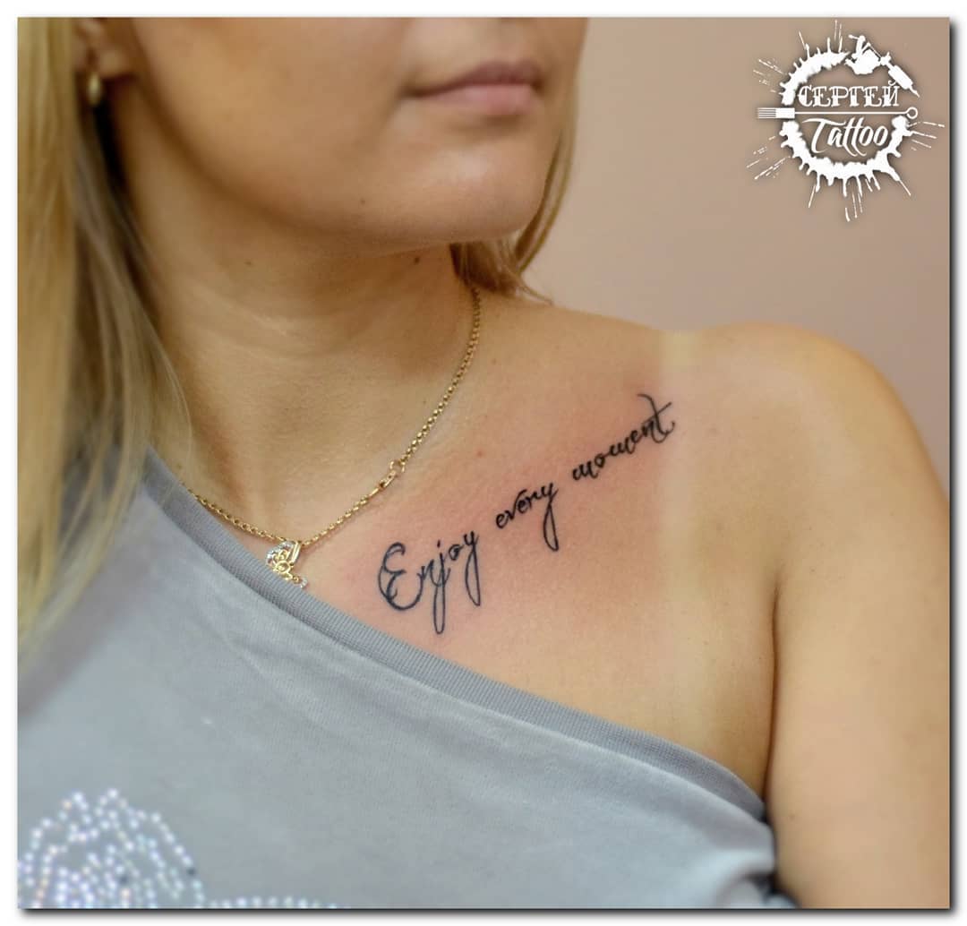 Palabras grabadas en un tatuaje en el pecho