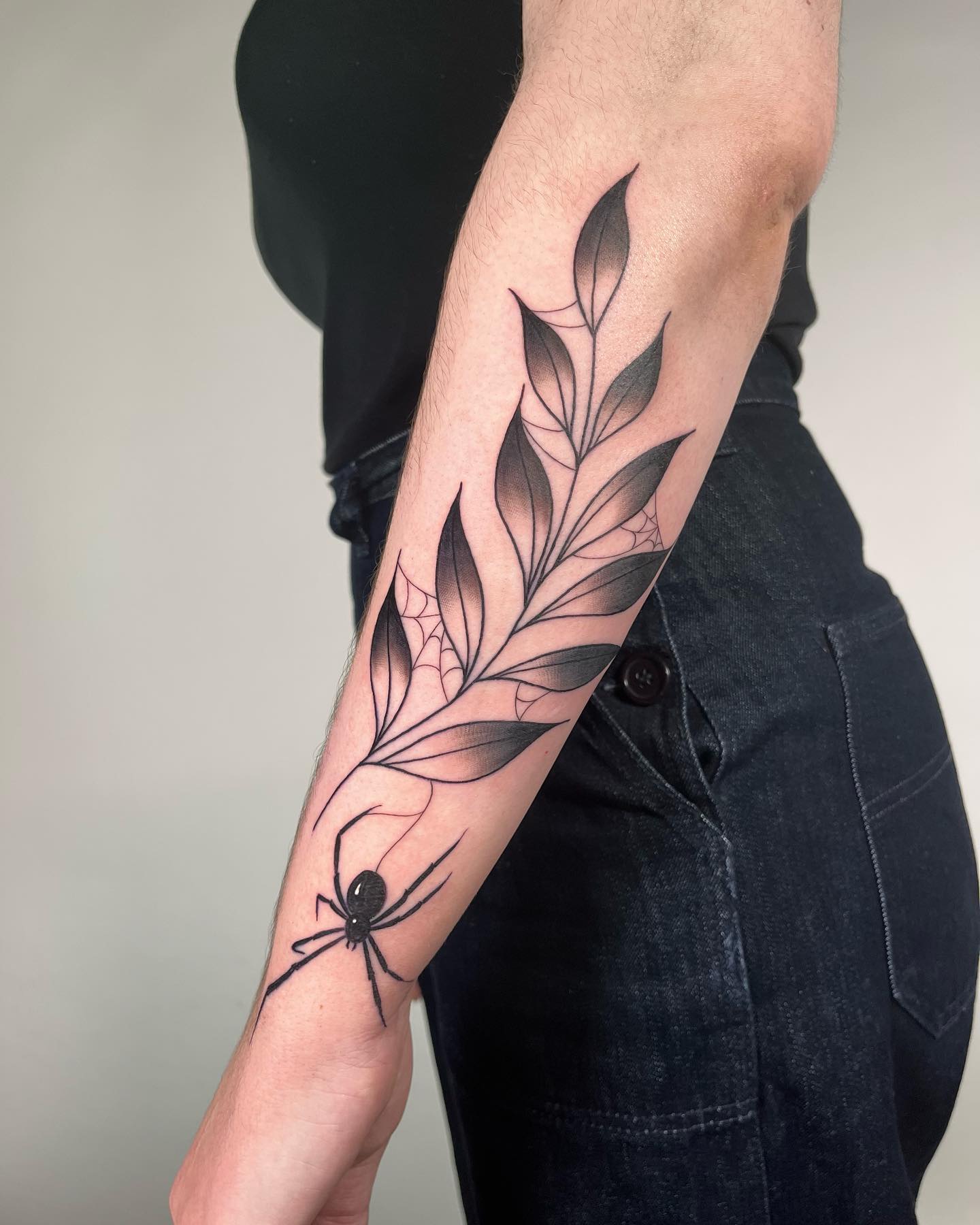 Tatuaje botánico en el brazo