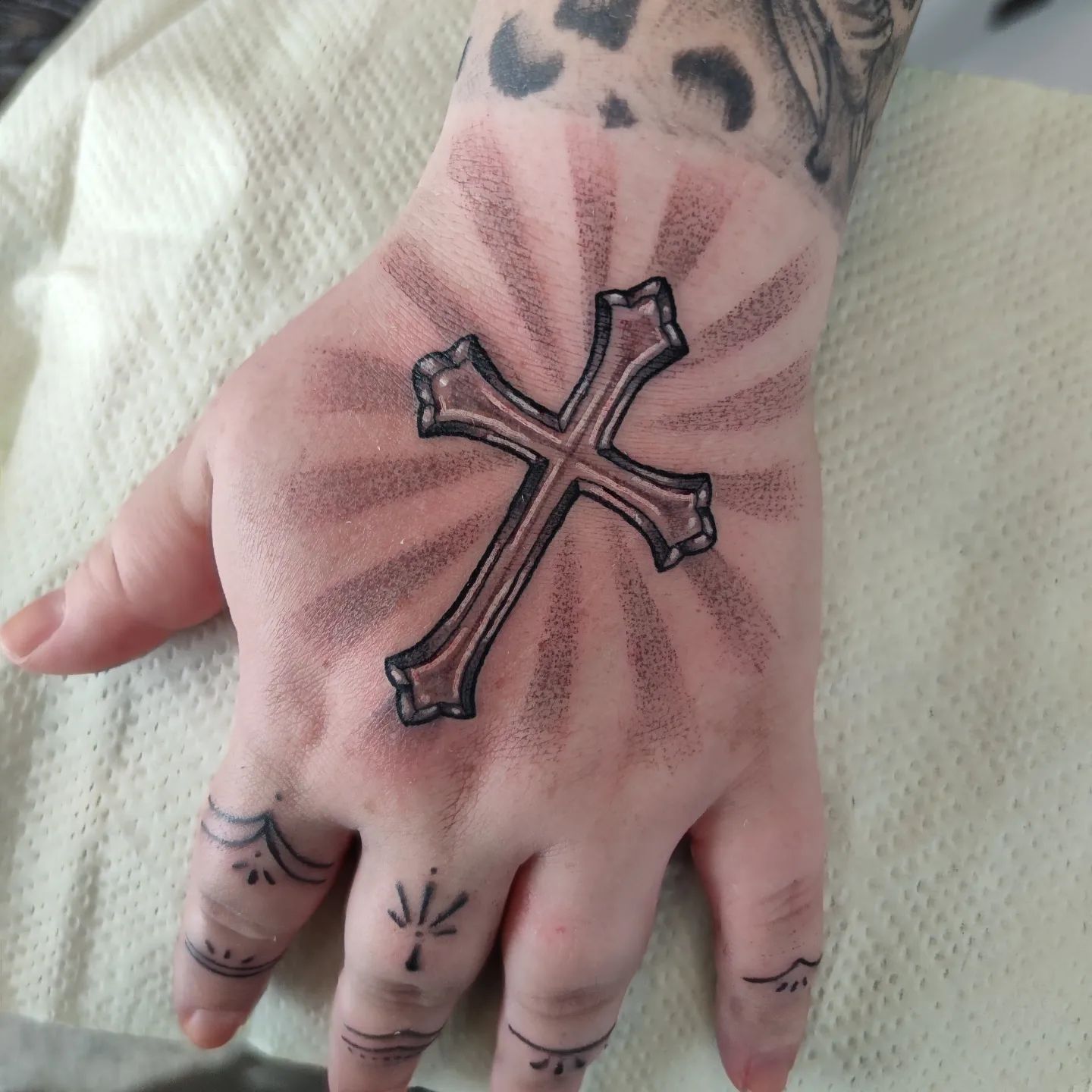 Tatuaje cruzado peculiar con calavera