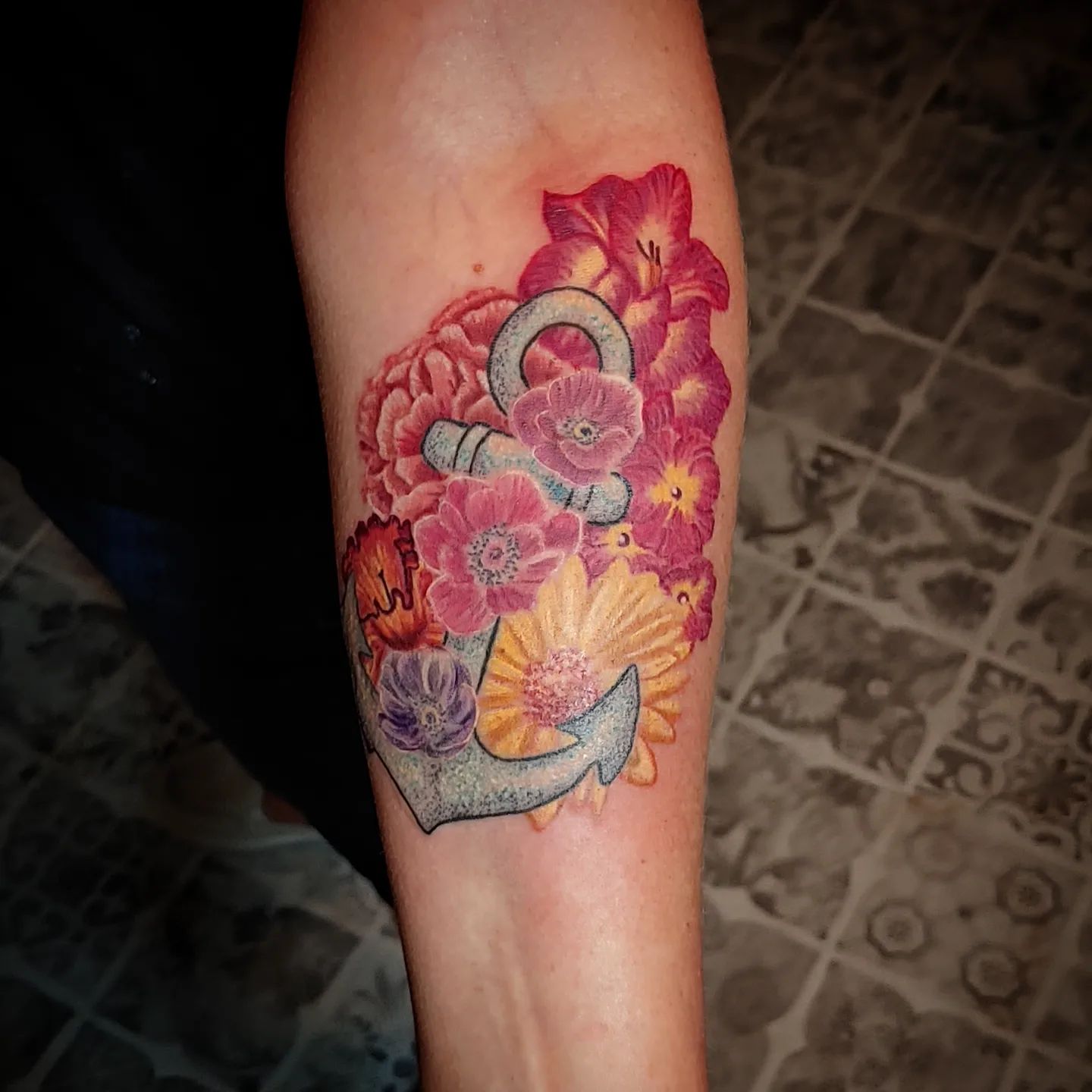 Tatuaje de ancla floral