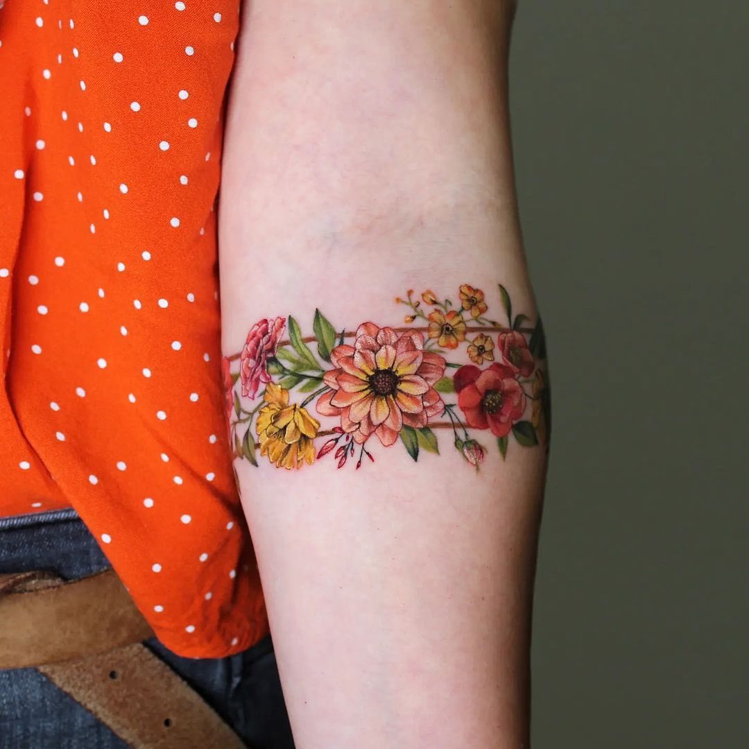 Tatuaje de brazalete floral