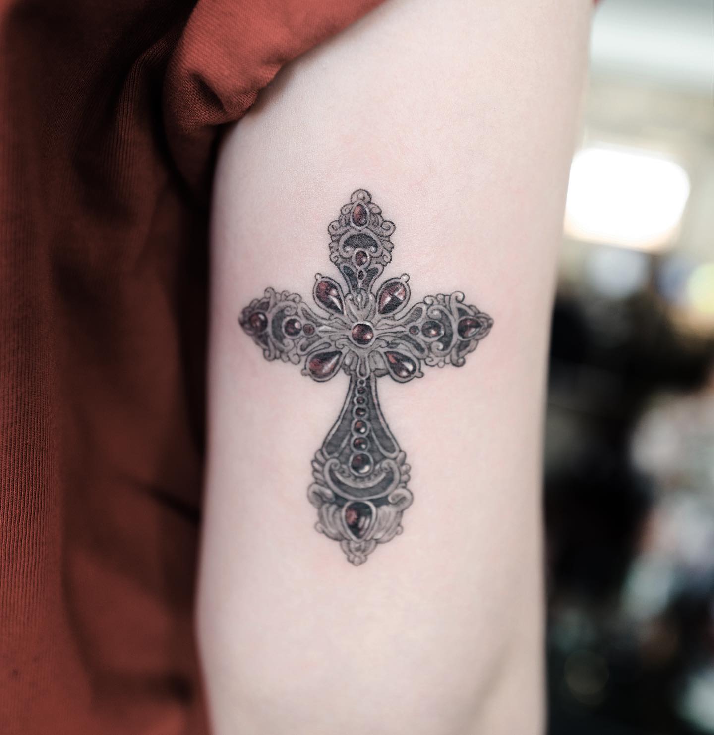Tatuaje de Collar Cruzado