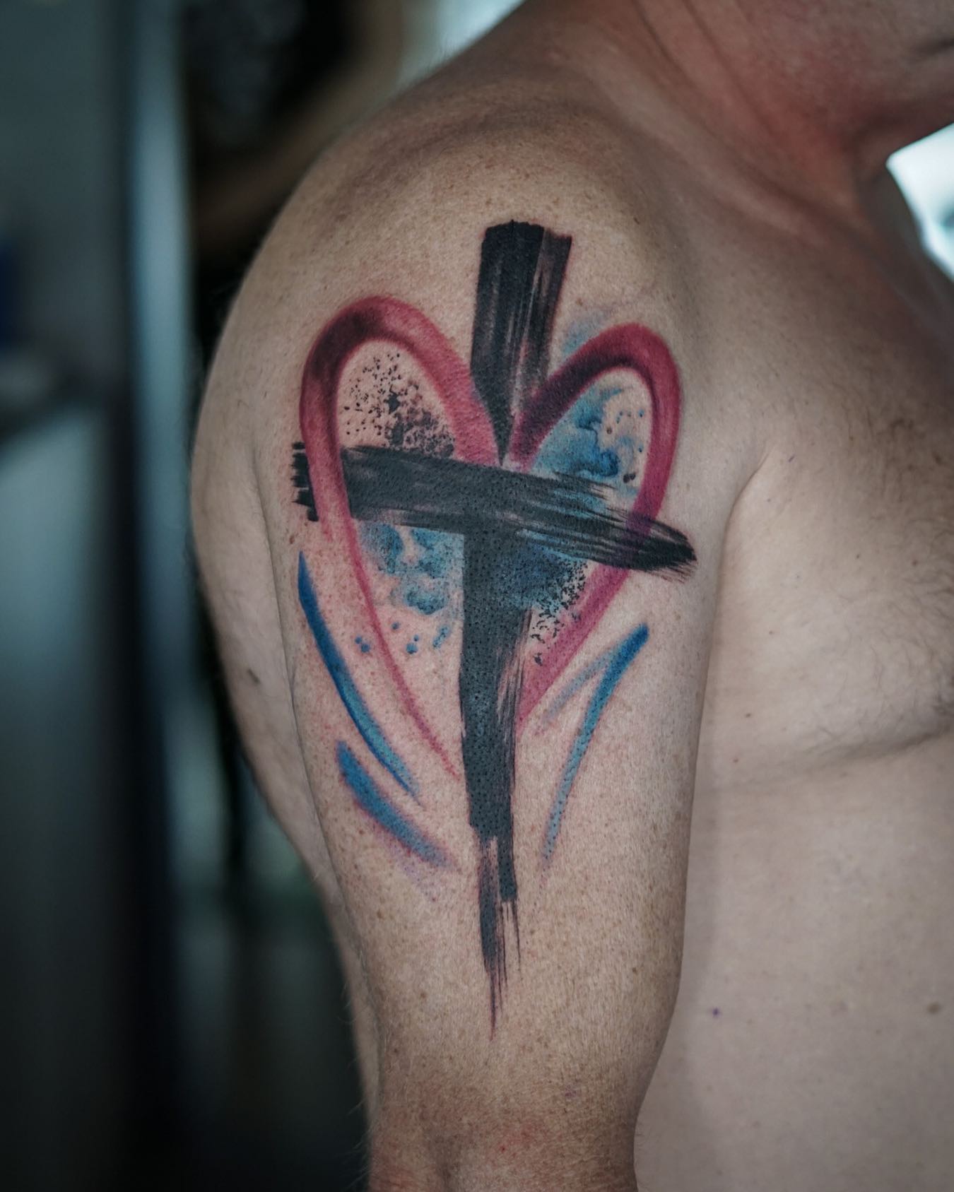 Tatuaje de cruz bien diseñado