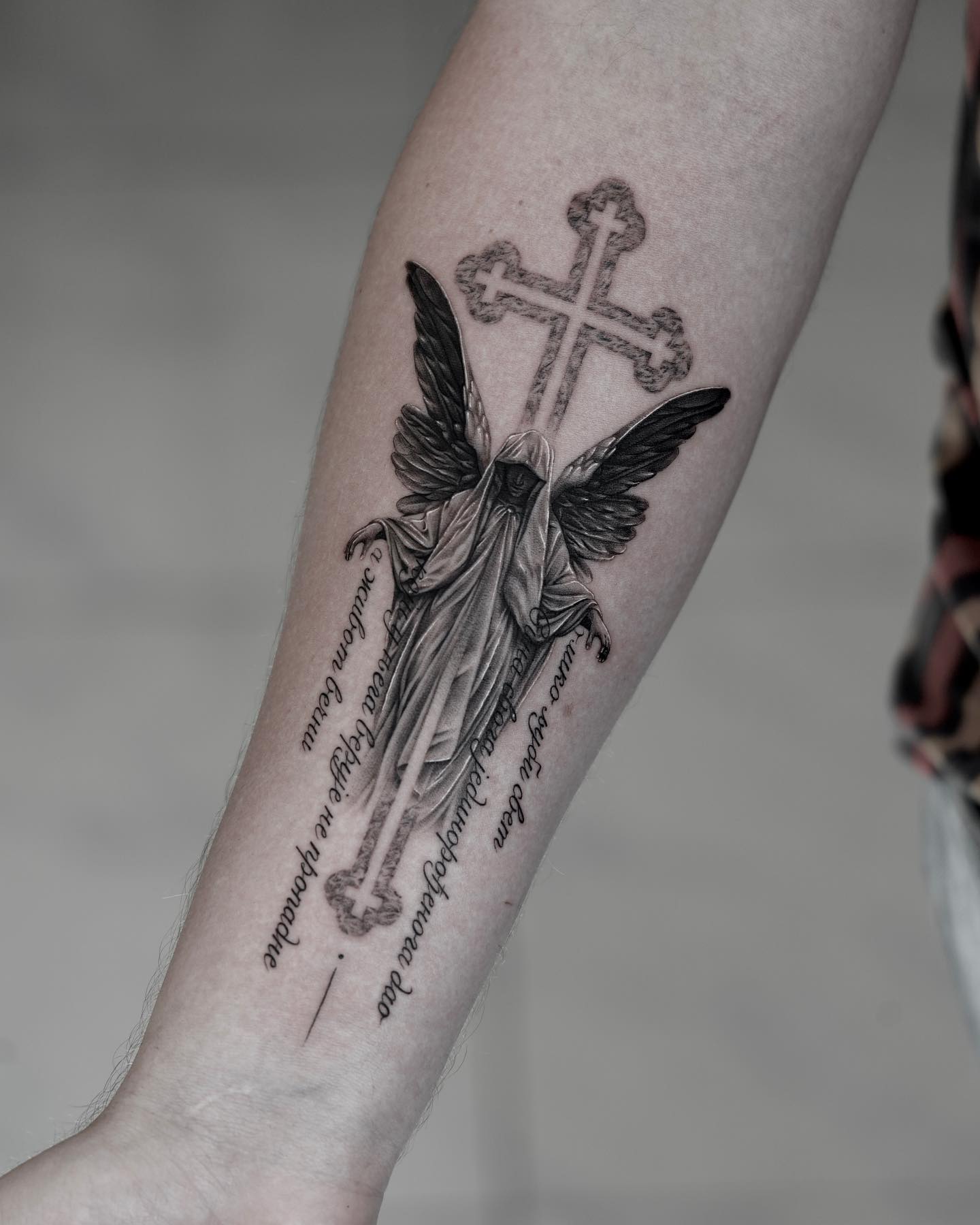 Tatuaje de cruz en el muslo.