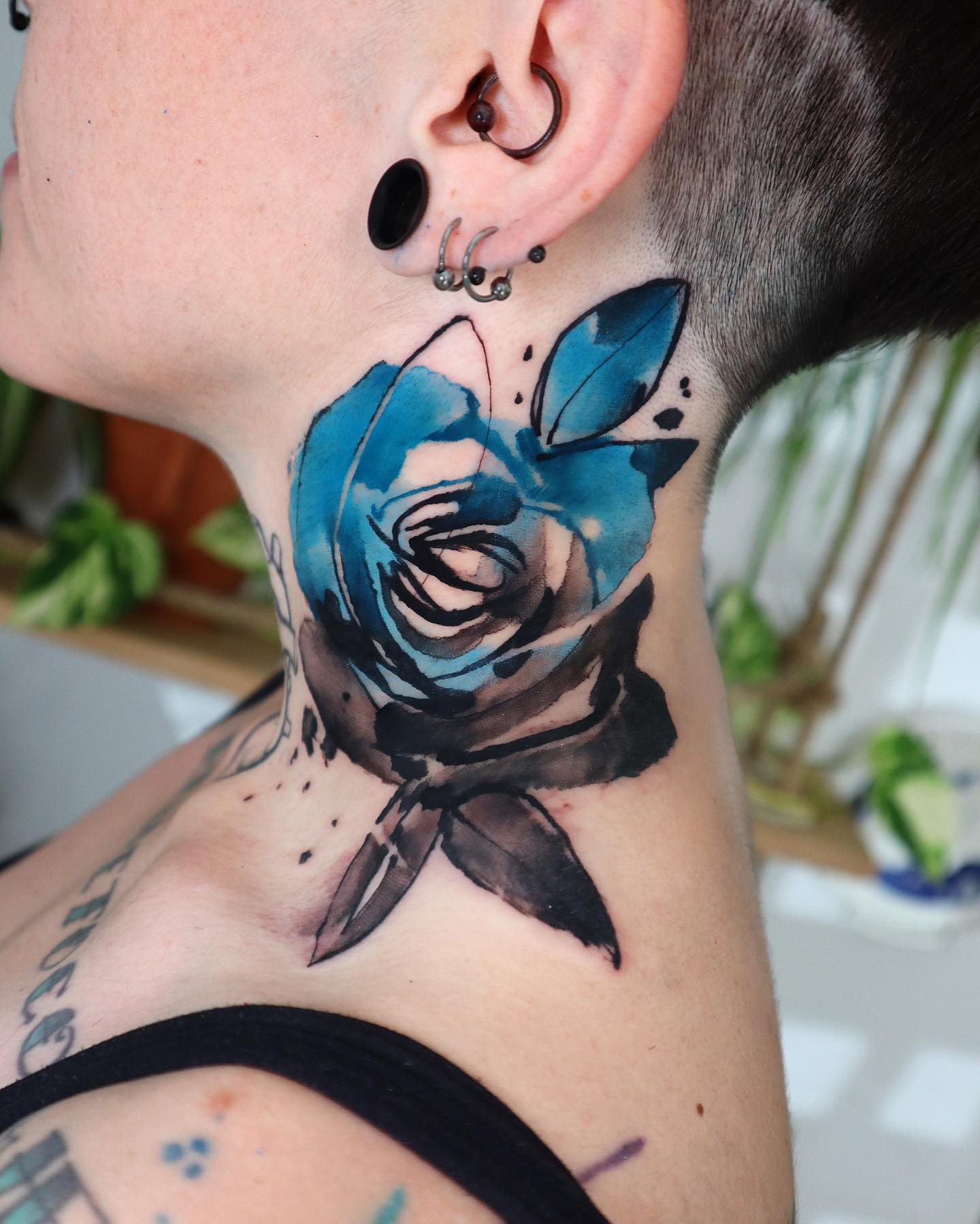Tatuaje de cuello de rosa azul