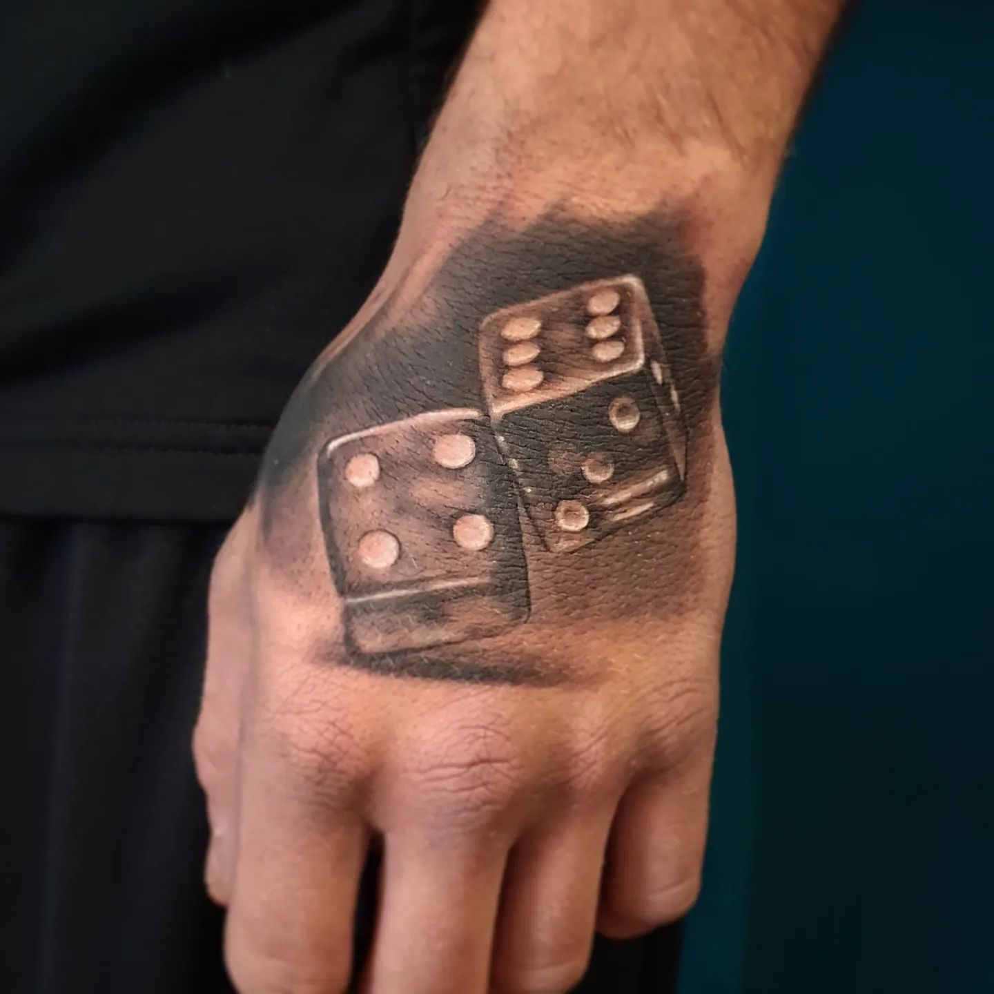 Tatuaje de dados en el brazo.
