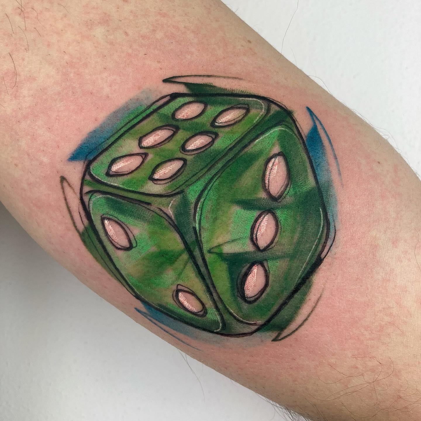 Tatuaje de dados verdes.