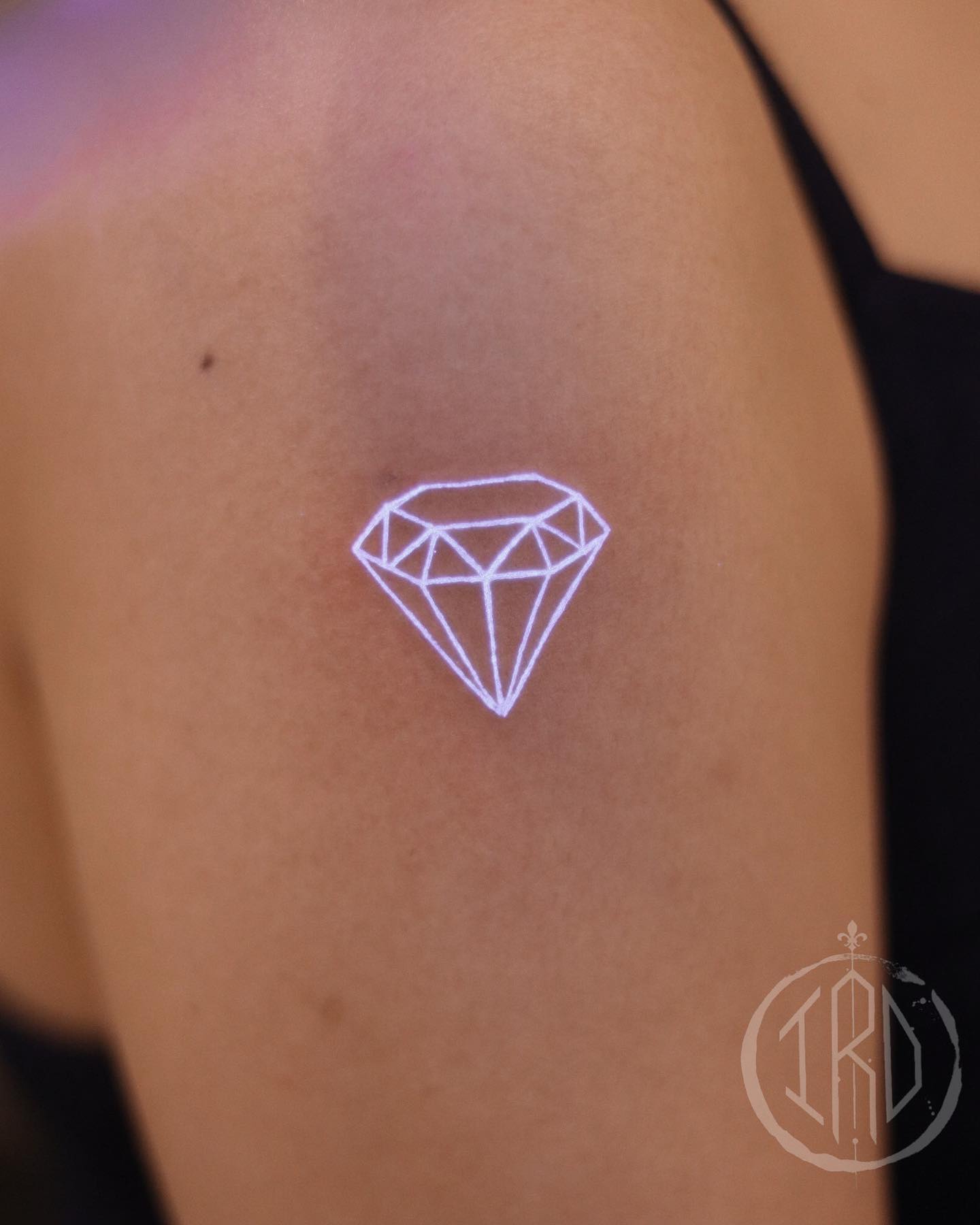 Tatuaje de diamante con tinta blanca.