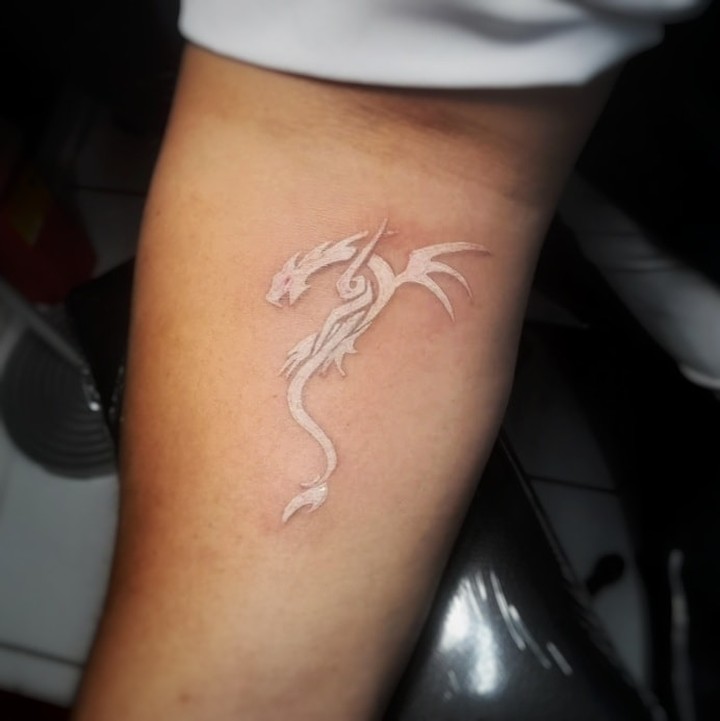 Tatuaje de Dragón con Tinta Blanca