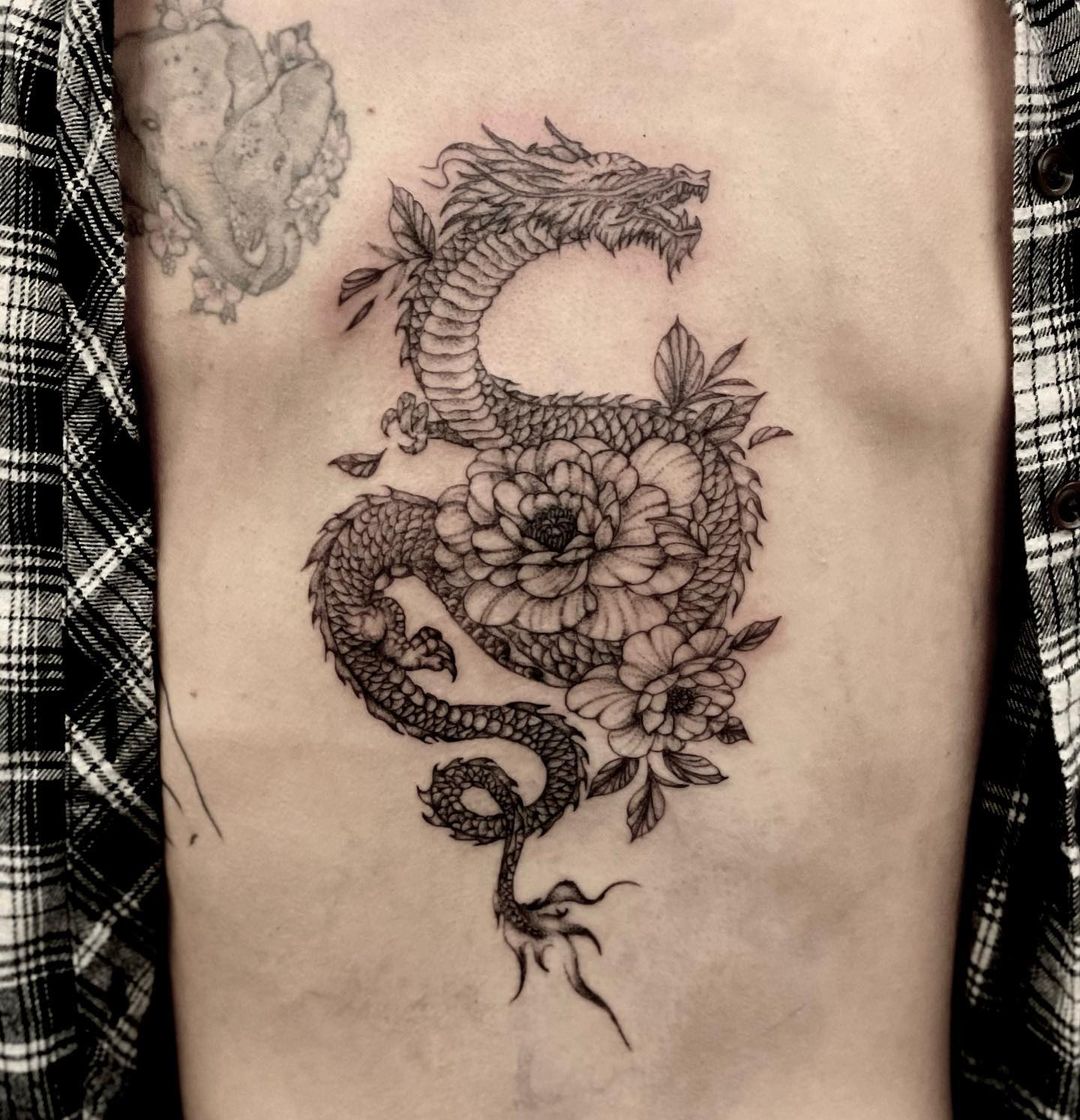 Tatuaje de Dragón y Flores