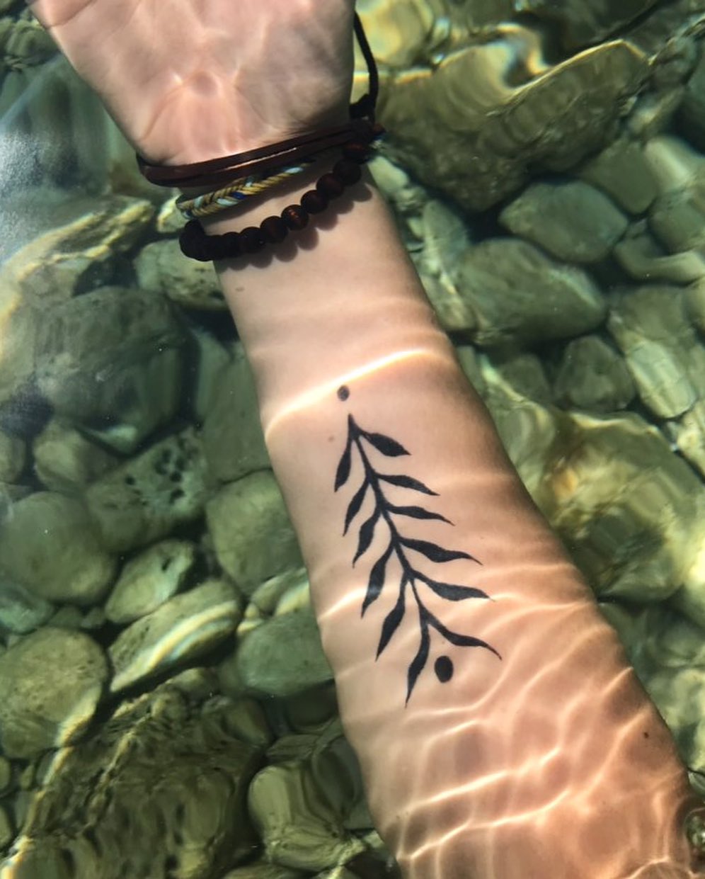 Tatuaje de hoja simple en el brazo.