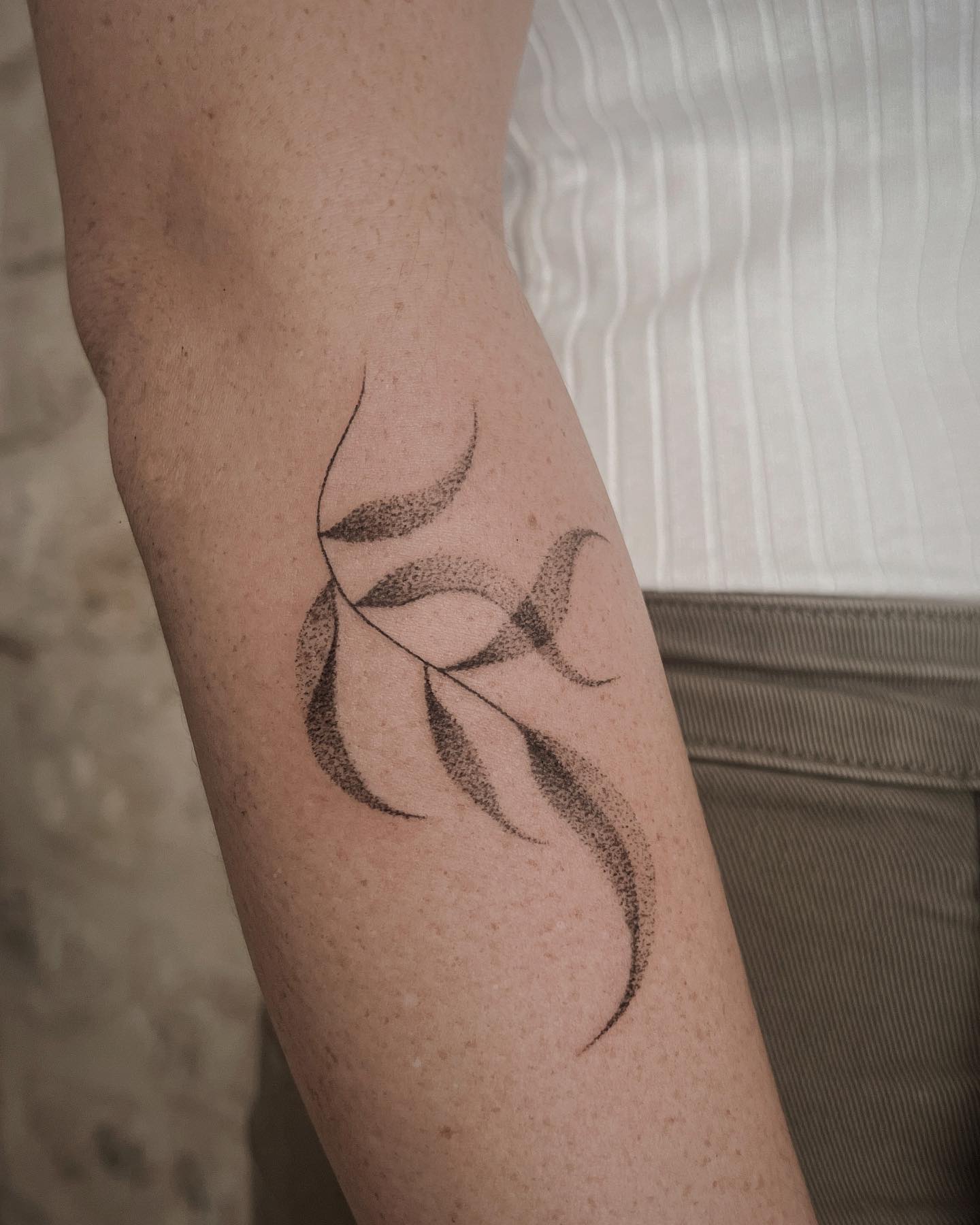 Tatuaje de hoja simple en punto.