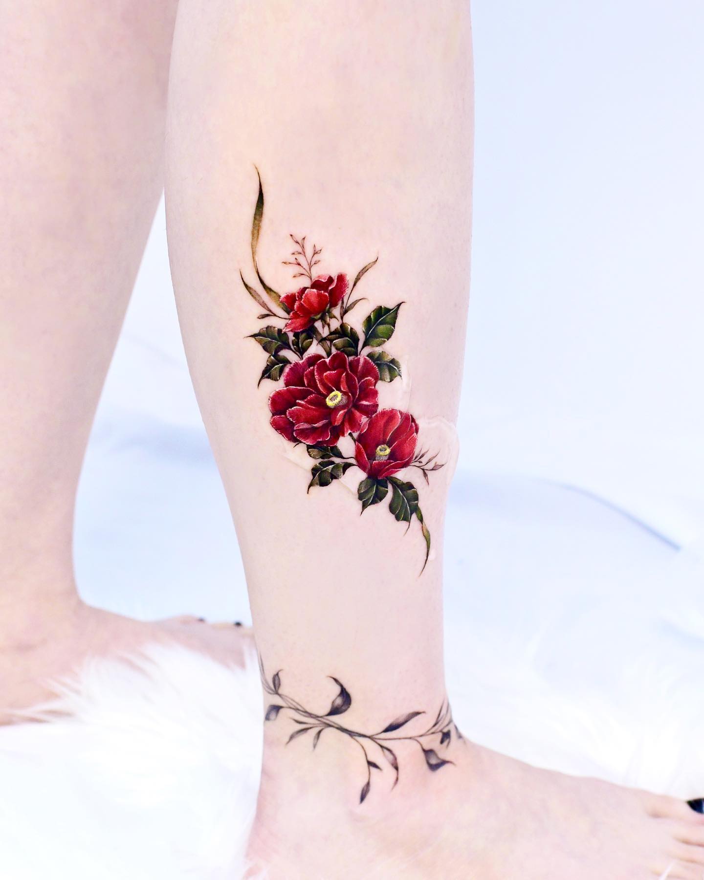 Tatuaje de hojas con flores de camelia