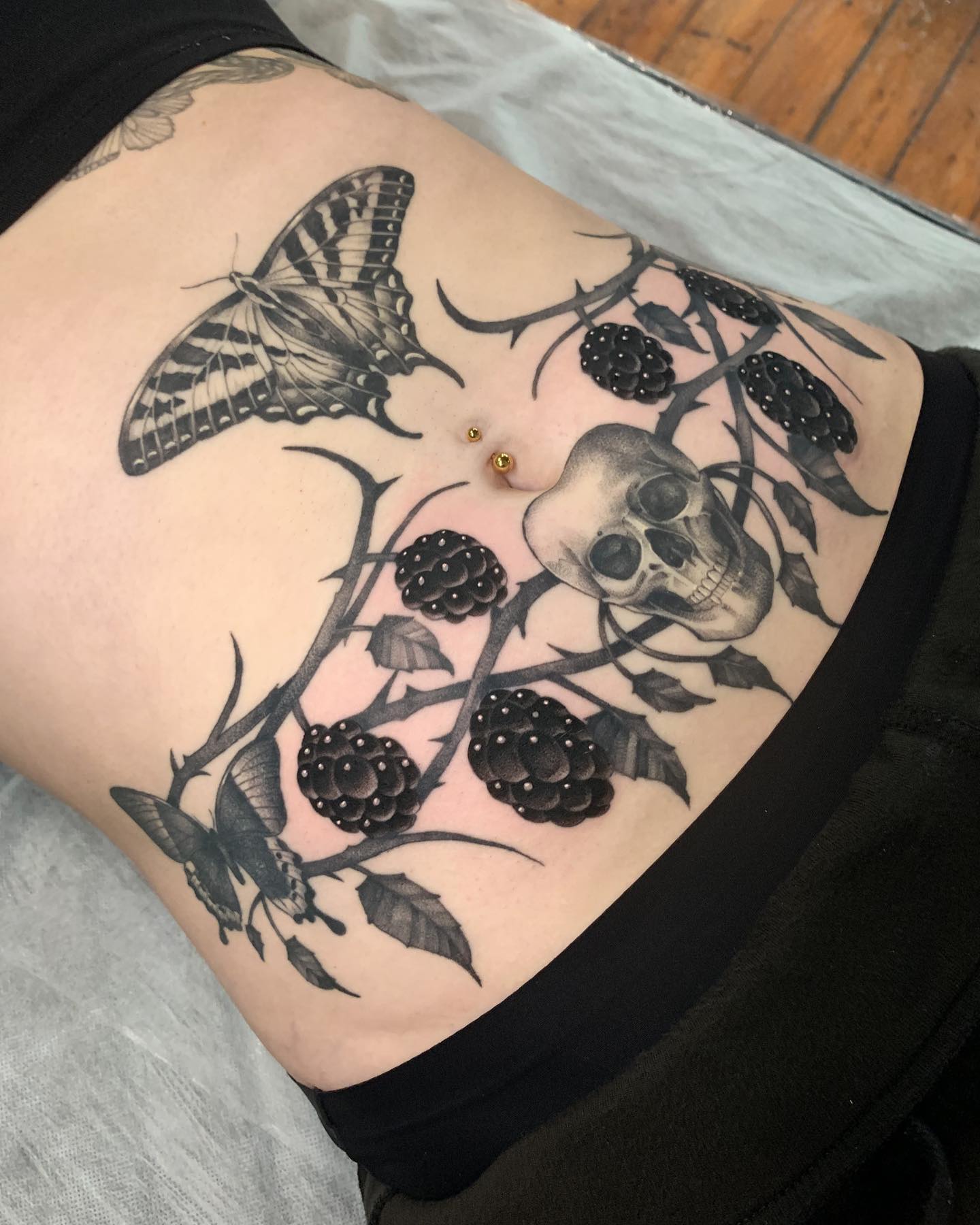 Tatuaje de hojas en el estómago