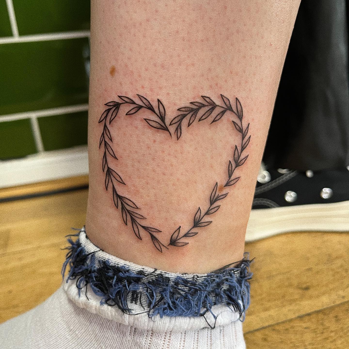Tatuaje de hojas en forma de corazón