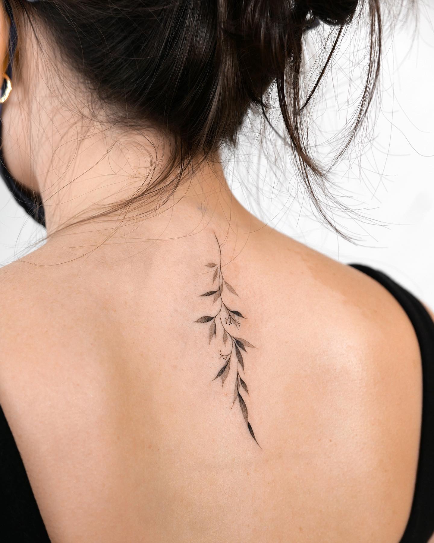 Tatuaje de hojas en la espalda