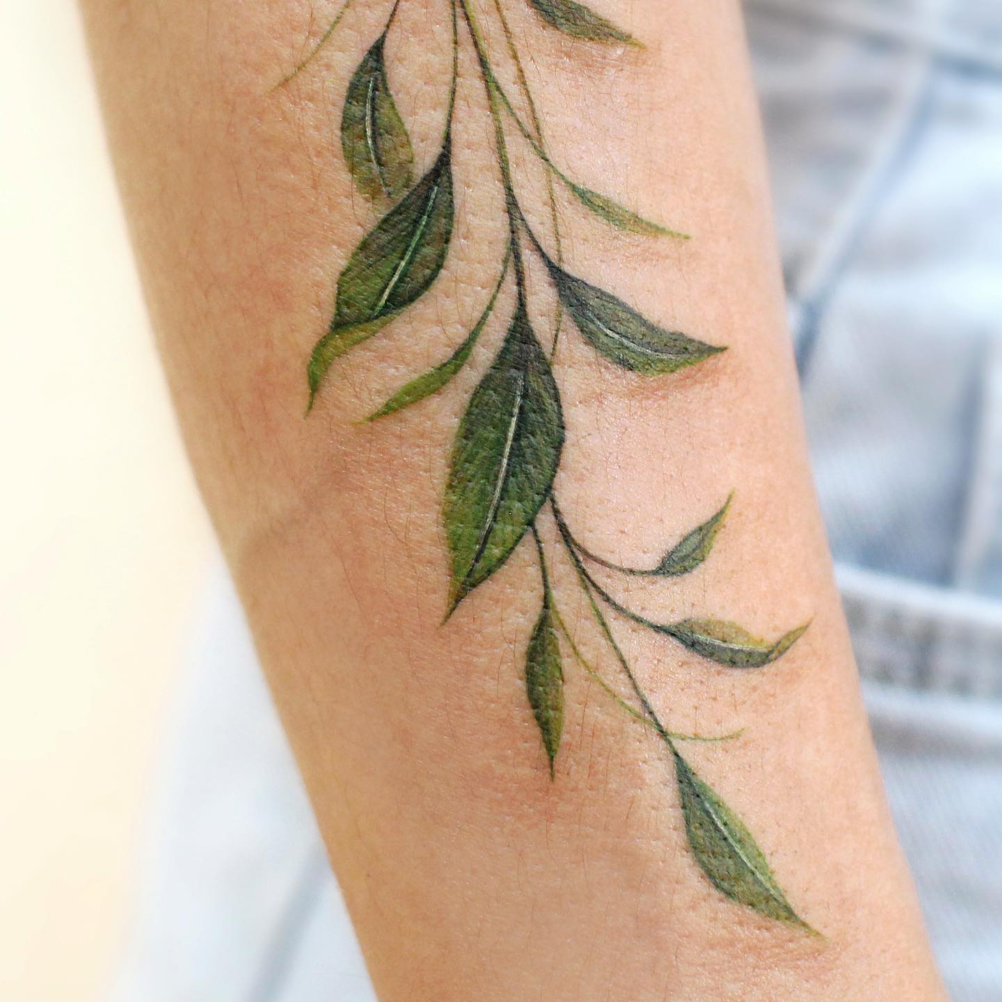 Tatuaje de hojas verdes