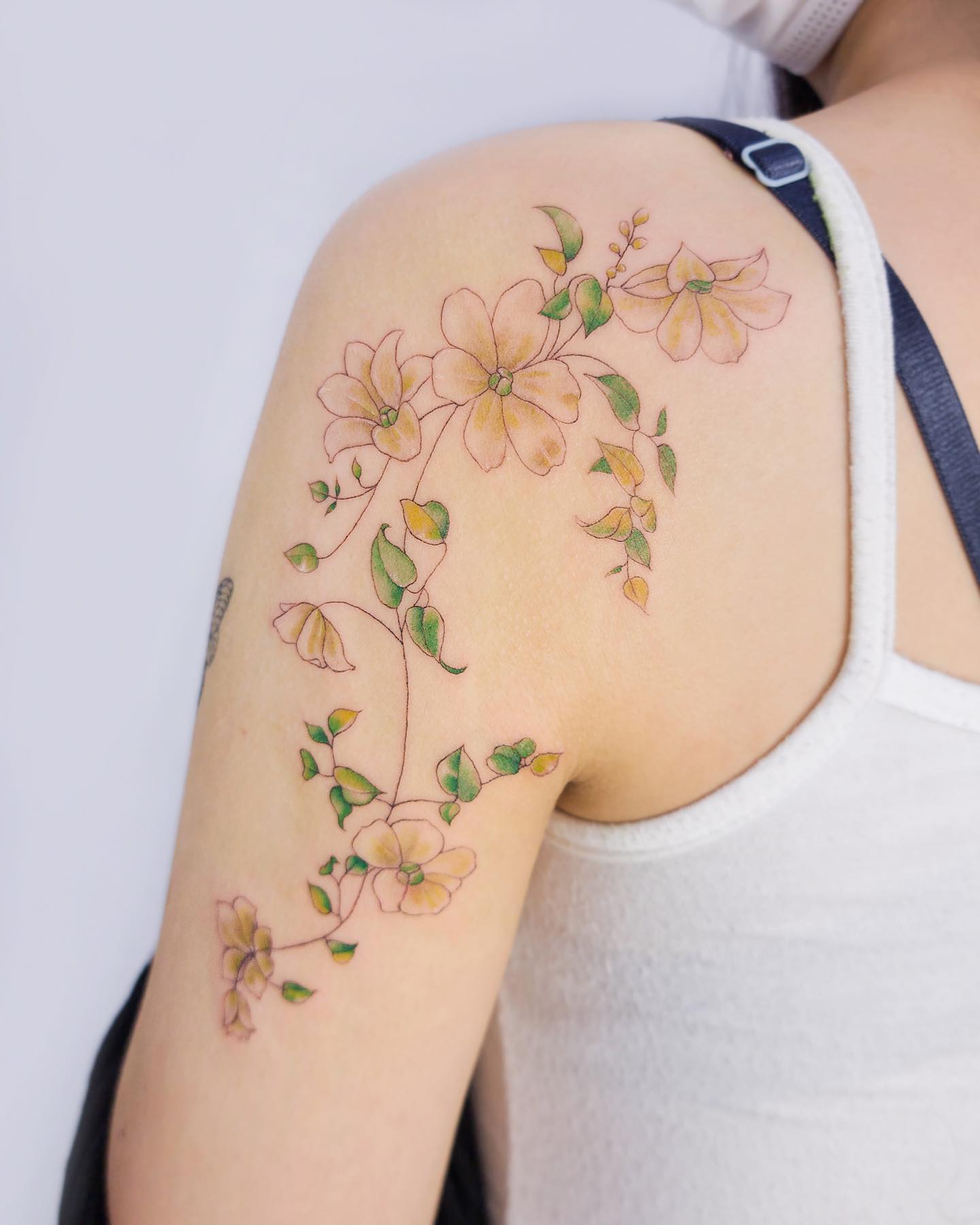 Tatuaje de hombro floral