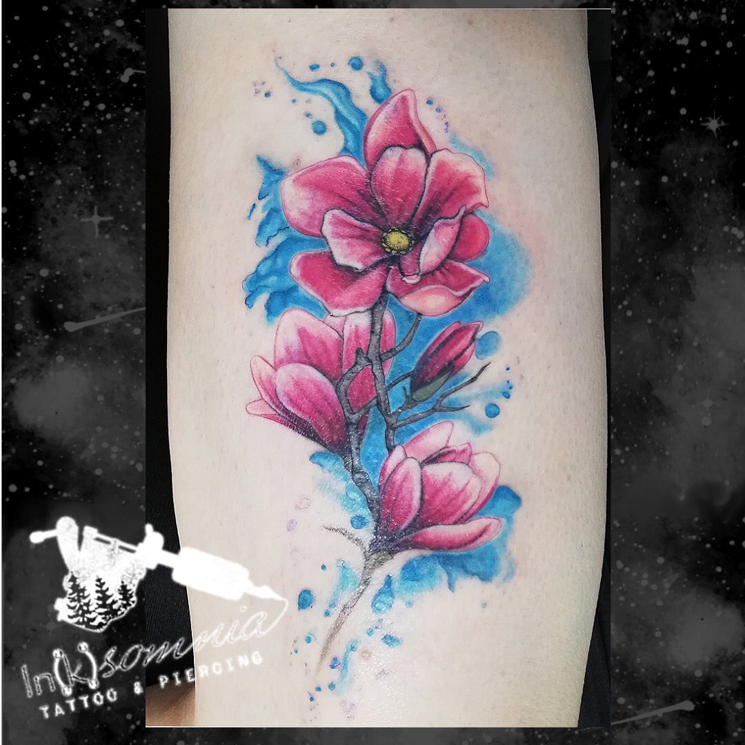 Tatuaje de Magnolia con Fondo de Acuarela