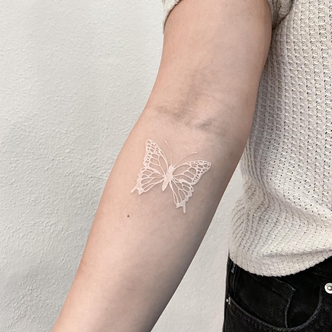 Tatuaje de Mariposa en Tinta Blanca