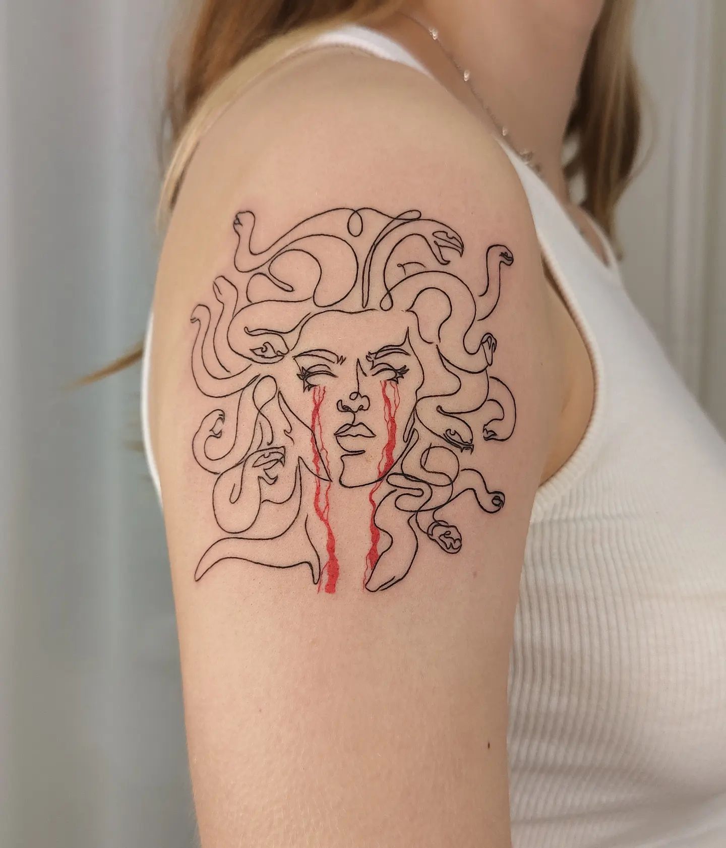 Tatuaje de Medusa con Líneas