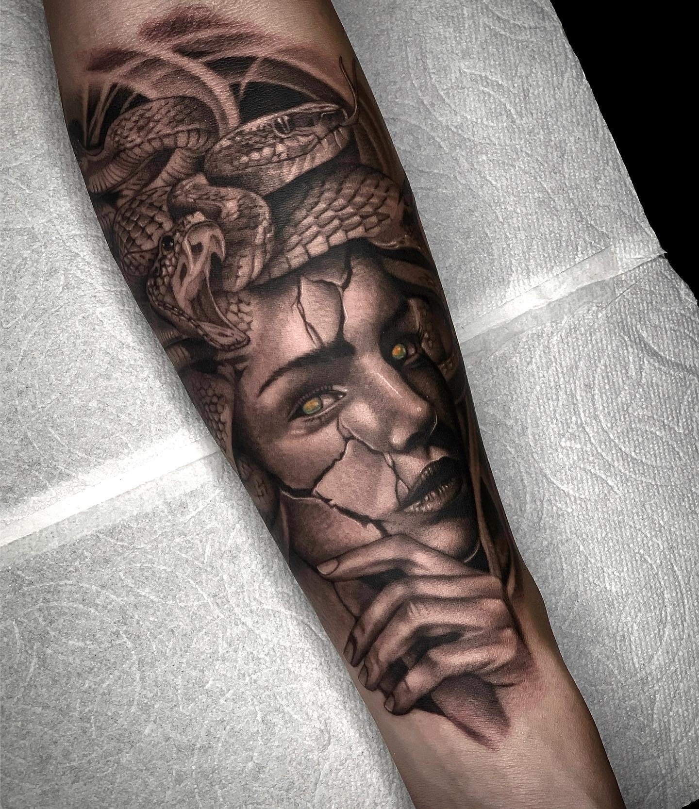 Tatuaje de Medusa de aspecto vengativo.