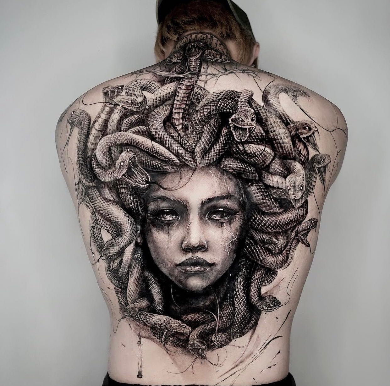 Tatuaje de Medusa de gran tamaño en la espalda.