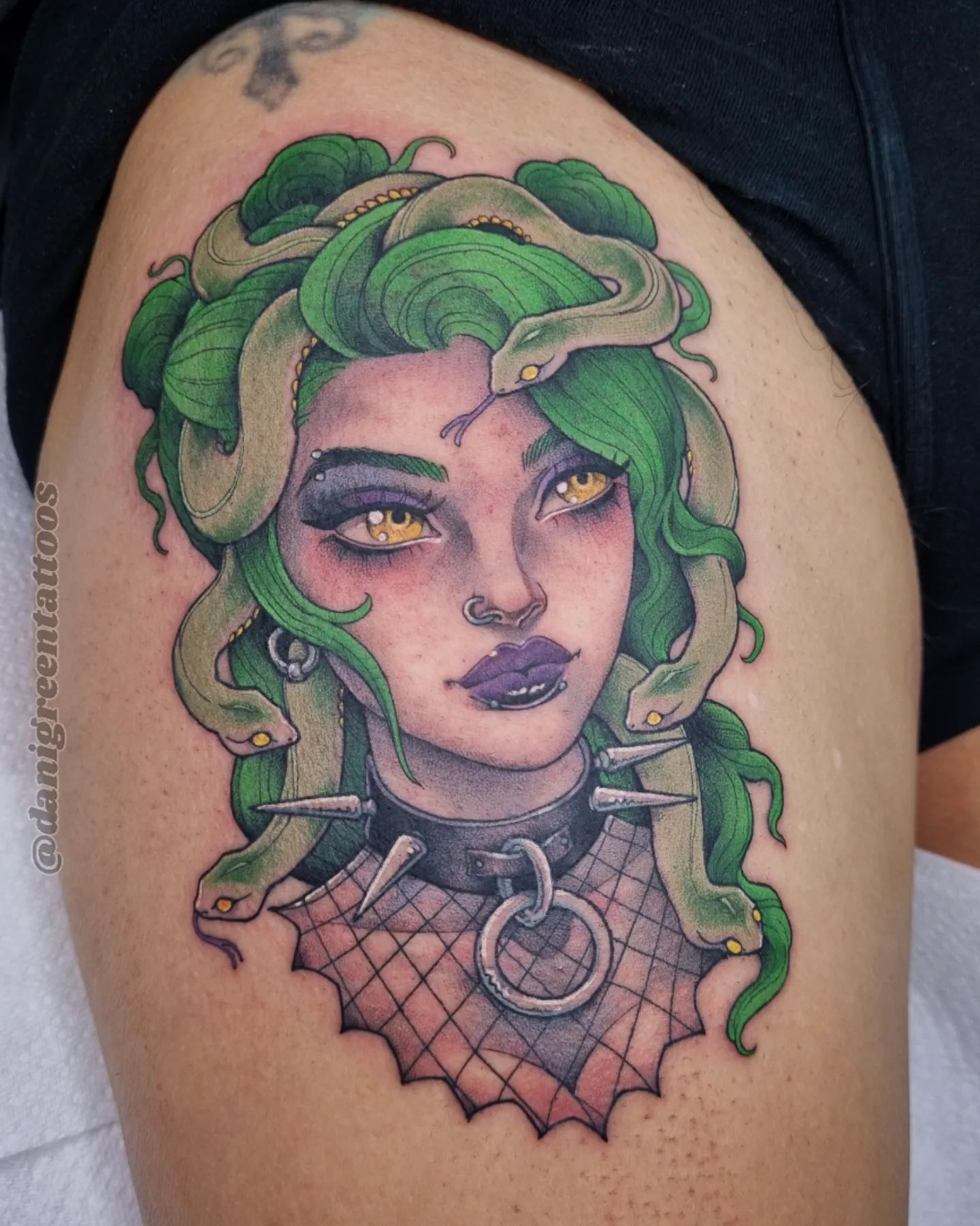 Tatuaje de Medusa de ojos verdes