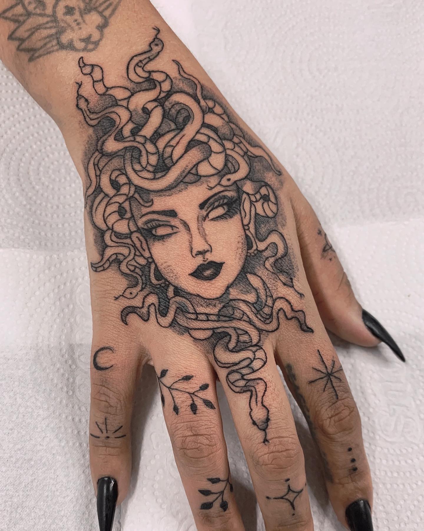 Tatuaje de Medusa en la mano.