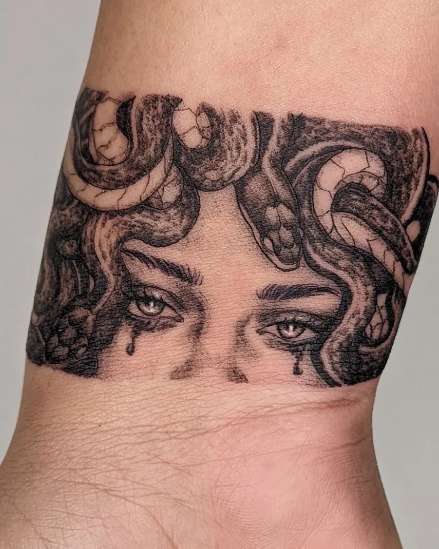Tatuaje de Medusa en la muñeca.