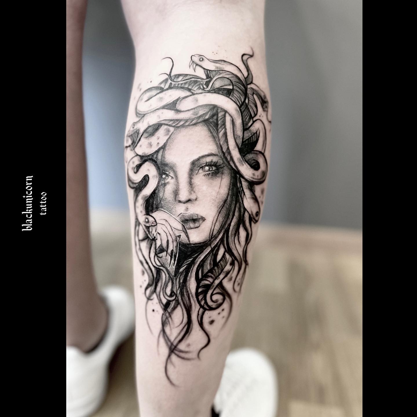 Tatuaje de Medusa en las pantorrillas.