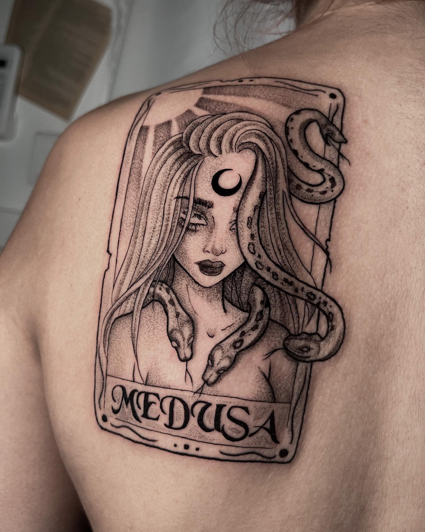Tatuaje de Medusa enmarcado.