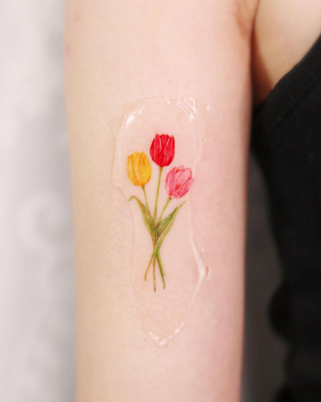 Tatuaje de Ramo de Tulipanes en el Brazo